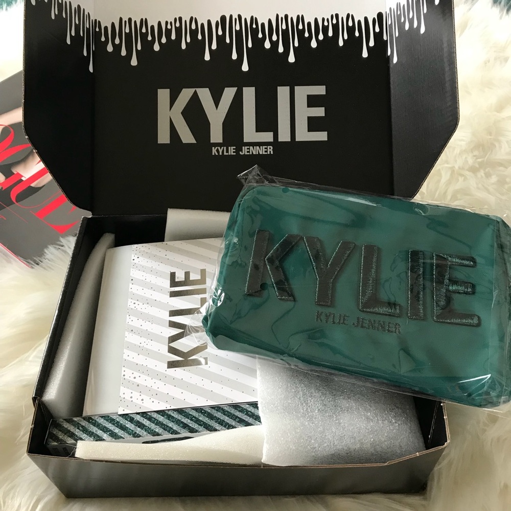 KYLIE COSMETICS Holiday 2017 Cosmetics Bag - Picture 3 of 5